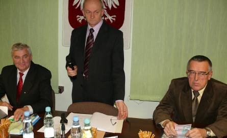 W środku przewodniczący Rady Powiatu Marek Kopera, jego zastępcy Stefan Turek i Michał Rutkowski.