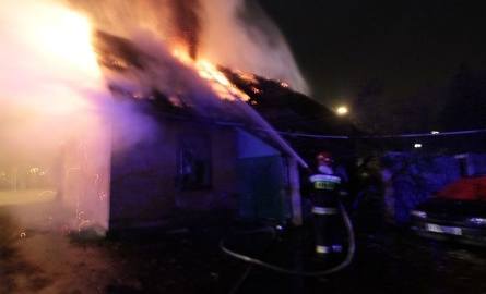 Strażacy w nocy gasili pożar jednorodzinnego budynku