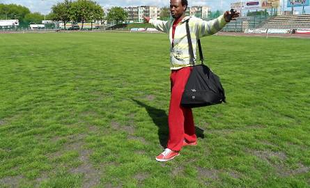 - Praktycznie na całym boisku, jak długie i szerokie, natrafiamy na ubytki trawy, które psują nam grę - tlumaczy Paschal Ekwueme