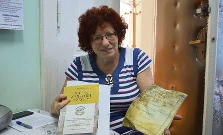 Dyrektorka Zespołu Szkół Janina Nowacka zadbała, aby dokumenty z 1912 r. trafiły w dobre ręce archiwistów toruńskich