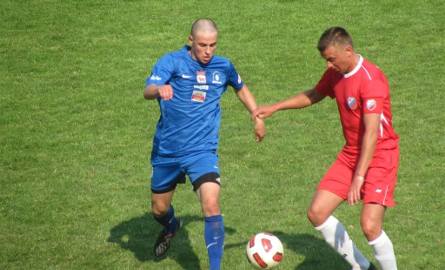 Lubuszanin (na niebiesko) pokonał Włocłavię (z prawej kapitan drużyny Marcin Piotrowski)