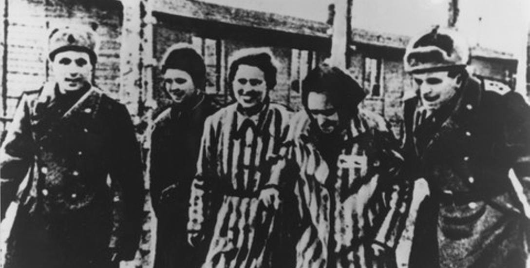Żołnierze armii radzieckiej i więźniowie z wyzwolonego obozu Auschwitz
