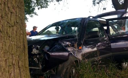 Auto uderzyło w drzewo w Skarszewach. Kierowca trafił do szpitala