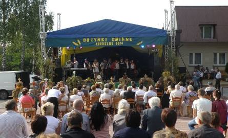 Na dożynki w Łopusznie przybyło wielu mieszkańców z całej gminy. Mogli oglądać występy między innymi kapel ludowych.