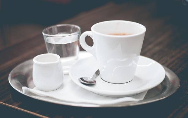 Dla wielu początkujących kawoszy cel podawania espresso z małą szklaneczką wody bywa nie do końca jasny.