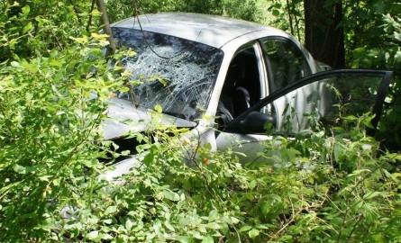 Daewoo zjechało na pobocze i uderzyło w drzewo. Kierowca zginął na miejscu. Zobacz zdjęcia