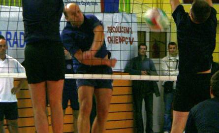 Prezydent Kosztowniak, były siatkarz Czarnych, kilkakrotnie pokazał, że wciąż pamięta, jak gra się w siatkówkę.