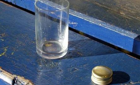 Na ławce w wiacie wciąż stoi szklaneczka do wódki.