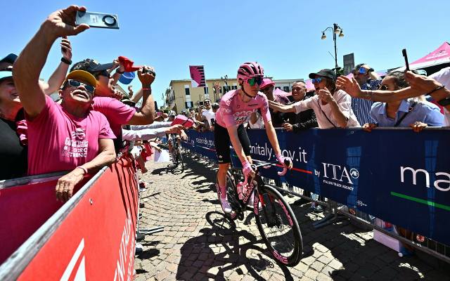 Giro d’Italia. Valentin Paret-Peintre wygrał 10. etap, Pogacar wciąż liderem