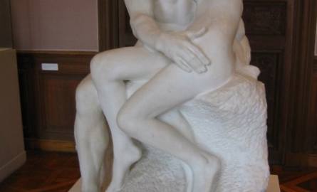 Pocałunek (rzeźba Rodina) - zdjęcie wykonane w Muzeum Rodina w Paryżu (plik udostępniony na zasadzie Wikimedia Commons - repozytorium wolnych zasobó