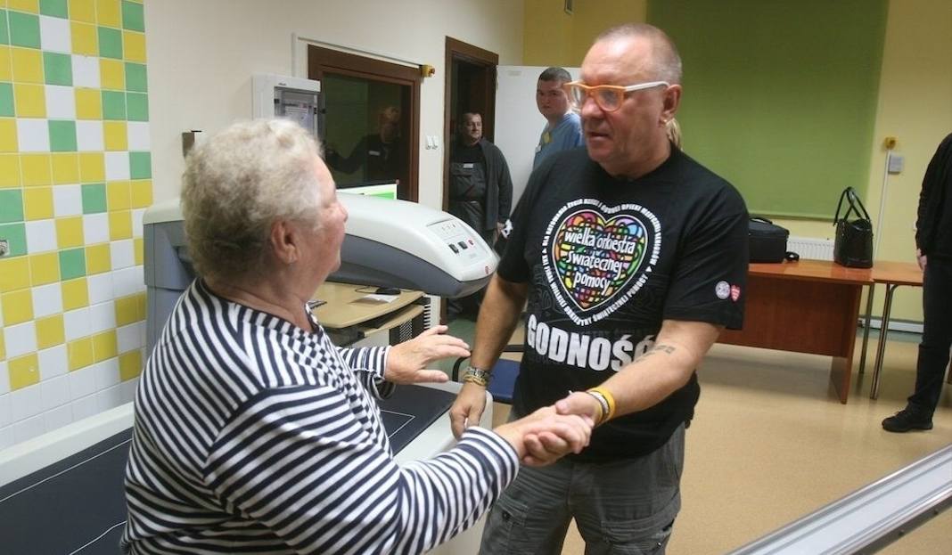 Jerzy Owsiak przekazał sprzęt szpitalom geriatrycznym w całym kraju