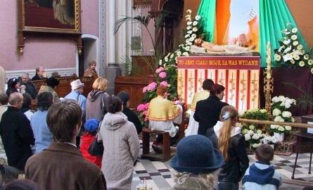 W wielkanocną sobotę we wszystkich radomskich kościołach święcono pokarmy. Wierni modlili się przy grobie Pańskim.