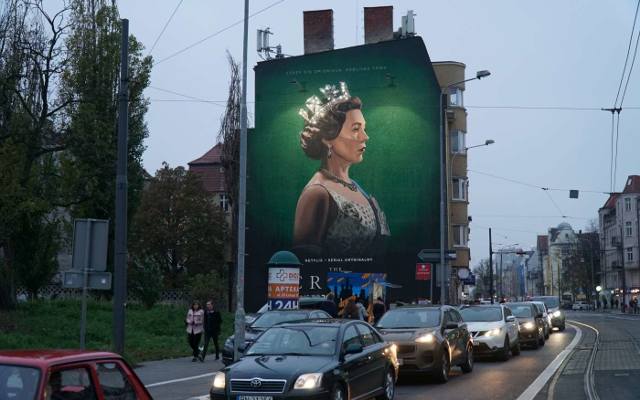 Nowy mural na kamienicy przy ul. Dąbrowskiego reklamuje serial 