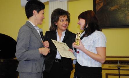 Małgorzacie Ziółkowskiej gratulują wiceprezydent Mariola Sokołowska i Aleksandra Majkowska, dyrektorka I LO