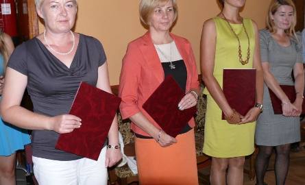 Wójt podziękował również nauczycielom, którzy opiekowali się zdolną młodzieżą: (od lewej) Jadwidze Pięcie, Beacie Mazur, Iwonie Duszy i Lenie Łaskaw