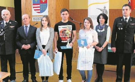 Najlepsi uczniowie w powiecie włoszczowskim w konkursie pożarniczym ze szkół ponadgimnazjalnych.