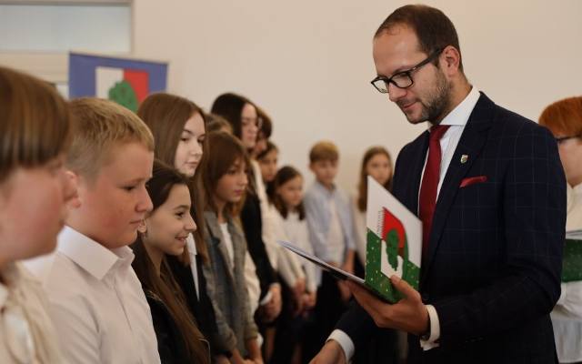 Wybitni uczniowie i nauczyciele z gminy Dąbrowa Białostocka otrzymali stypendia z rąk burmistrza. Zobacz zdjęcia i wideo
