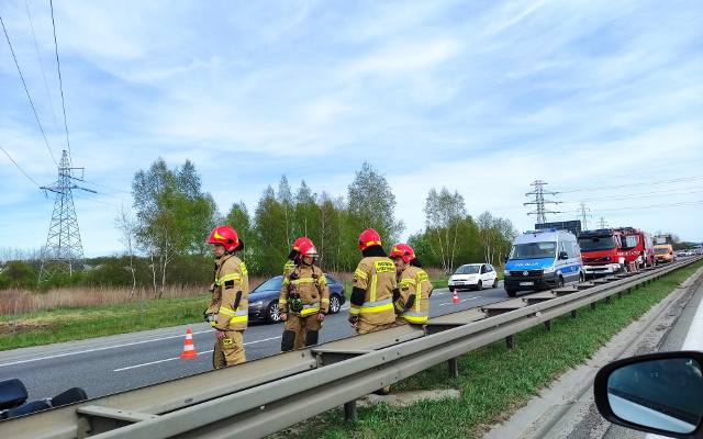 Wypadek na autostradowej obwodnicy Krakowa. Zderzenie samochodu osobowego z motocyklem