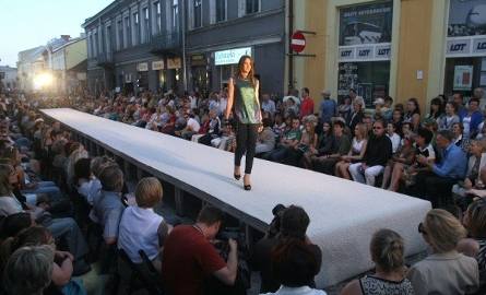 Pokaz mody zorganizowany na ulicy Dużej w ramach Off Fashion spotkał się z dużym zainteresowaniem kielczan.