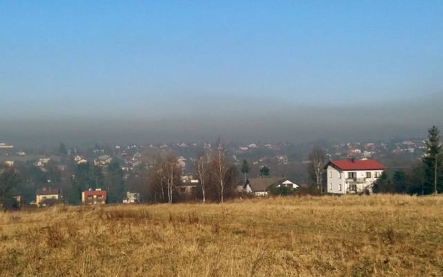 Szara chmura nad domami to smog. Zdjęcie zrobione w Bielsku-Białej.