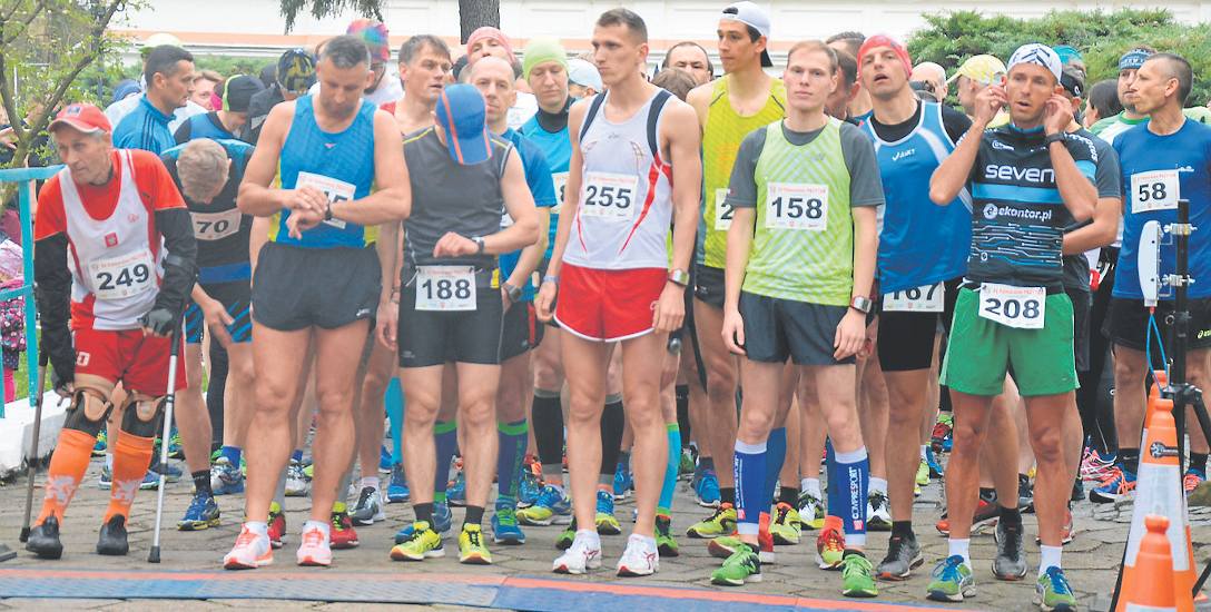 Uczestnicy jubileuszowego półmaratonu na chwilę przed jego startem. Zwyciężył Łukasz Hryciuk z Dębna (nr 255)