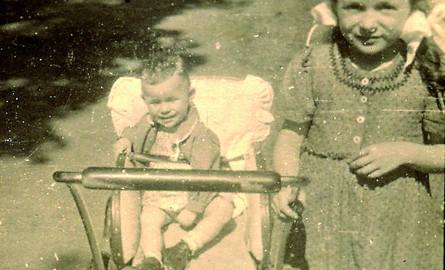 Ten uroczy malec w wózku to Andrzejek, przyszły działacz społeczny, ze starszą siostrą Elżbietą