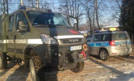 Białobrzescy policjanci zabezpieczyli teren szkoły. Niewybuchy zabrali z Rogolina saperzy z Nowego Dworu Mazowieckiego.
