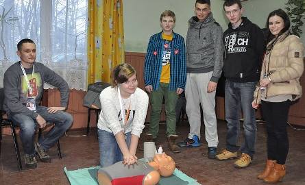 W Rudzie Malenieckiej Stanisław Sorbian (pierwszy z lewej) instruktor ratownictwa wodnego uczył młodzież udzielania pierwszej pomocy. Na zdjęciu wolontariusze: