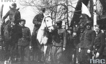Wśród żołnierzy, na białym koniu mjr Maciej Kalenkiewicz ps. "Kotwicz". [2]