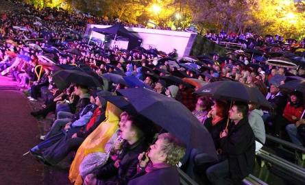 Sam widok widzów siedzących pod parasolami w zwartych grupach udowadnia, że naprawdę kochamy kabarety