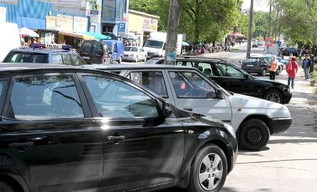 Większość zaparkowanych w poprzek pojazdów codziennie blokuje miejsce dla pieszych przy ulicy Struga.