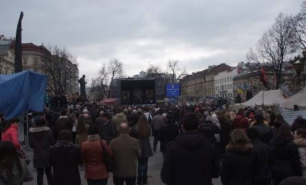 Lwowski majdan koło pomnika Szewczenki, przez całą dobę spotykali się tu ludzie, oglądali relacje z majdanu w Kijowie, przemawiali, modlili się, oddawali