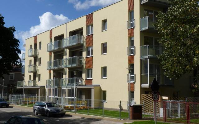 Mieszkania na wyższych kondygnacjach mają obszerne balkony, zaś na niskim parterze zaprojektowane są oszklone loggie lub zielone tarasy.