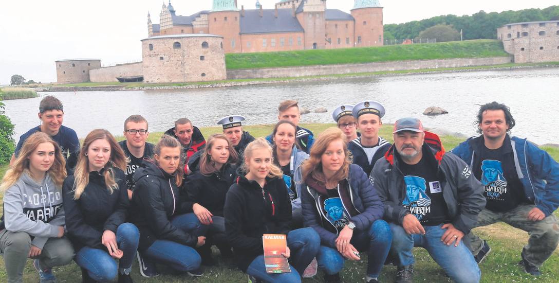 Uczestnicy wyprawy odwiedzili nie tylko wyspy. Na zdjęciu grupa projektowa przy zamku w Kalmar