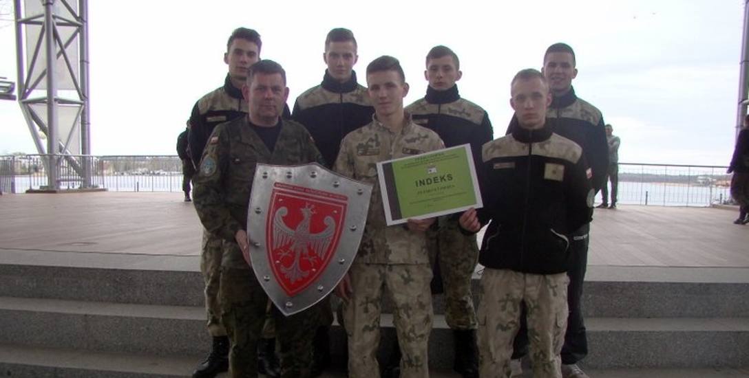 Uczniowie z jabłonowskiej szkoły - z opiekunem - tuż po zakończeniu zmagań i odebraniu nagród dla najlepszych.