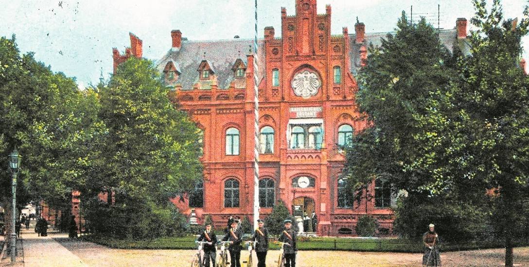 Gmach główny kołobrzeskiej poczty na widokówce wysłanej pod koniec I wojny światowej. Budynek oddano do użytku w 1884 r.