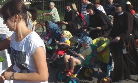 Wśród pielgrzymów znalazły się po raz pierwszy siostry zakonne wraz z jadącymi w wózkach dziećmi, którymi się opiekują.