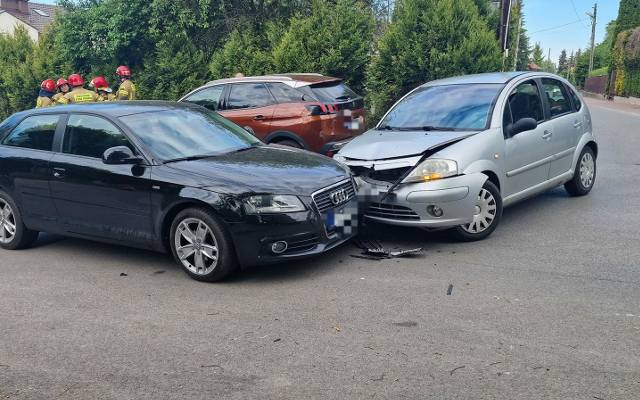 Wypadek dwóch samochodów osobowych na Polnej w Olkuszu.  Jedna osoba została przewieziona do szpitala 