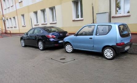Kierowcy zmierzający do Urzędu Miejskiego w Bielsku Podlaskim potrafią zaparkować nawet na chodniku.