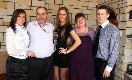 Monika jest dumna ze swojej rodzinki. Na zdjęciu od prawej: brat Kamil, mama Małgorzata, Monika, tata Sławomir i młodsza siostra Kasia.