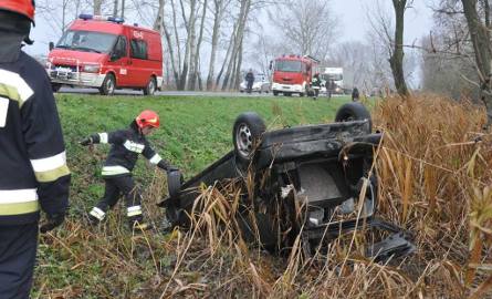 Wypadek w Biechowie: Samochód dachował, kierowca znikł