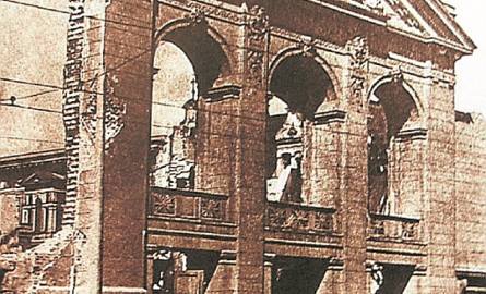 Częściowo spalony przez Rosjan gmach Teatru Miejskiego został rozebrany. Cegła trafiła do Warszawy.