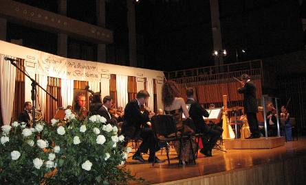 Rozpoczęła koncert  Radomska Orkiestra  Kameralna pod dyrekcją Macieja Żółtowskiego.