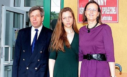 W Garbatce Letnisko w głosowaniu uczestniczyli: doktor Waldemar Witkowski, jego żona Danuta i córka Gabrysia (w środku).