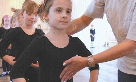 Nauczycielka baletu Jolanta Stefanowicz-Najman pokazuje Martynie Kalinowskiej prawidłową postawę wyjściową. Dziewczynka chodzi do I klasy baletu.