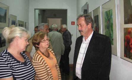 Wystawę oglądają Iwona Nabzdyk oraz Justyna i Stamisław  Wolaninowie.