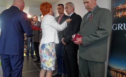 Brązowe Krzyże Zasługi wręczyła zasłuz ponym grudziądzanom Elżbieta Rusielewicz, wicewojewoda, gratulował Robert Malinowski, prezydent Grudziądza.