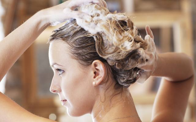 Co powinna zawierać dobra odżywka do włosów, a co szampon? Te składniki powinny znaleźć się w składzie