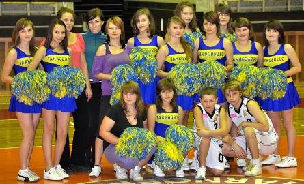 Grupa cheerleaders ASK KS Siarka Tarnobrzeg. Stoją (od lewej): Karolina Żyguła, Patrycja Jedlińska, Bożena Pandura (trenerka i opiekun artystyczny grupy),