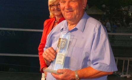 Henryk Dziubek odbiera nagrodę marszałka za najlepszy chleb lasowiacki.